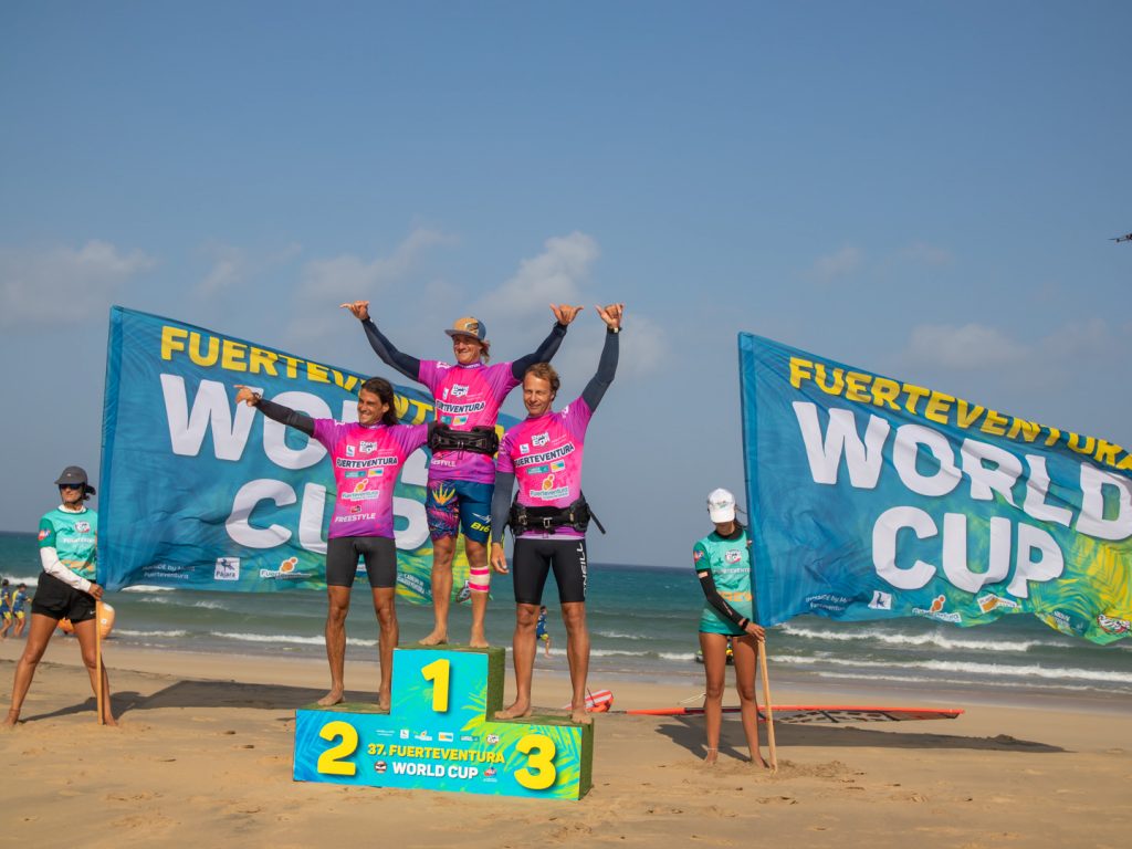 Foto: Podium der Herren im Freestyle-Finale: (1) Yentel Caers (BEL), (2) Jacopo Testa (ITA), und (3) Steven Van Broeckhoven (BEL) - windsurf