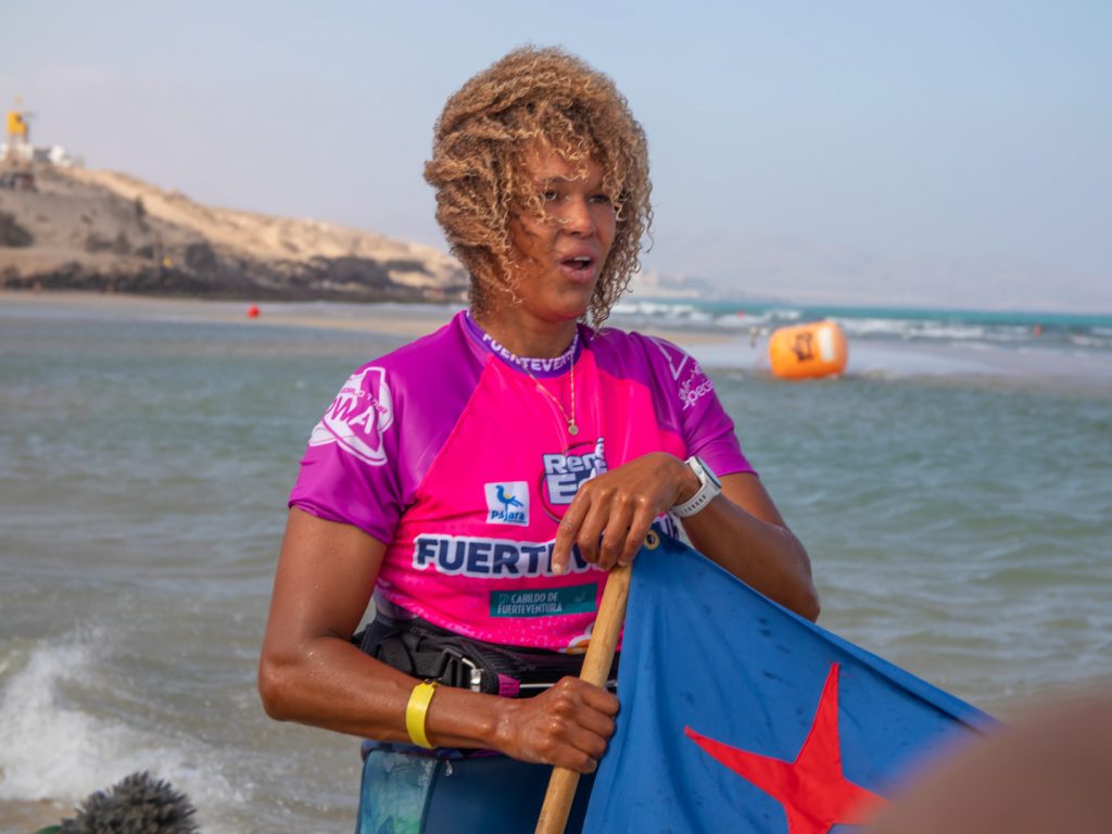 Foto: Offringa feiert mit der Flagge von Aruba