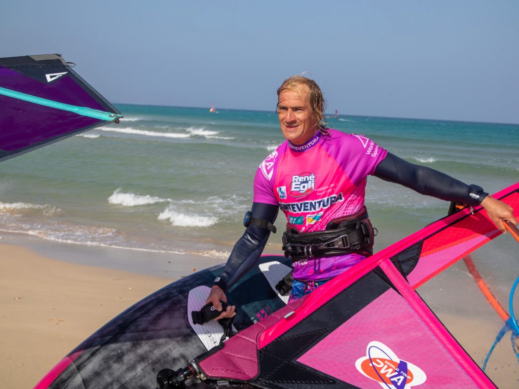 Foto: Yentel Caers (BEL) glücklich, nachdem er erfahren hat, dass er neuer Freestyle-Champion auf Fuerteventura ist